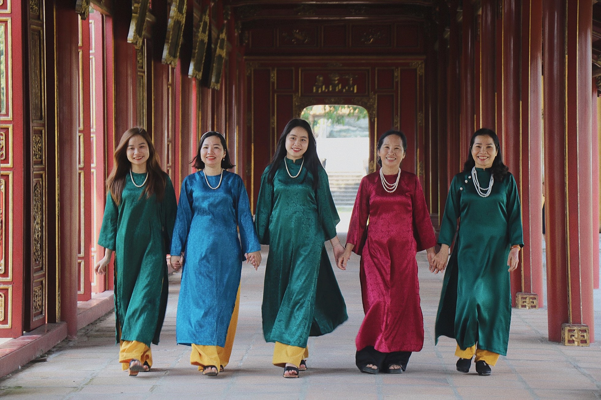 Du khách mặc áo dài tham quan Đại Nội Huế. Ảnh: Phúc Đạt.