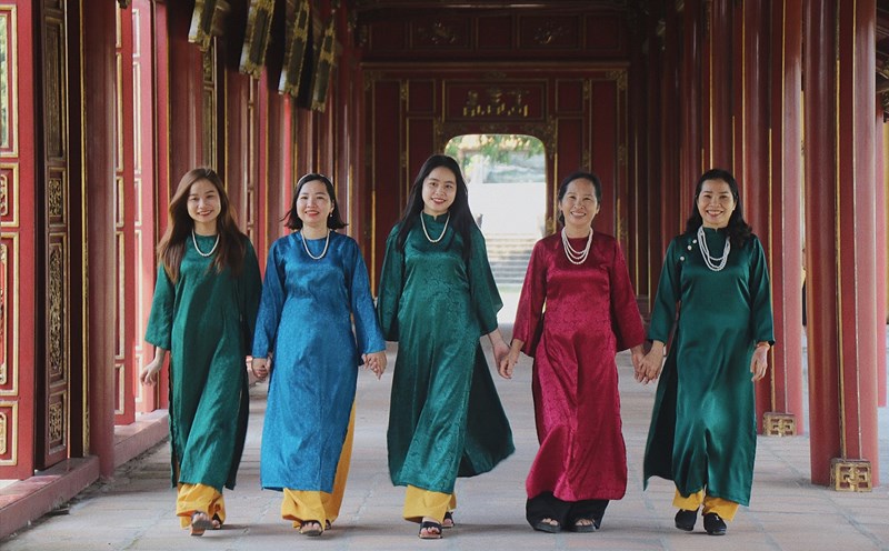 Du khách mặc áo dài tham quan Đại Nội Huế. Ảnh: Phúc Đạt.