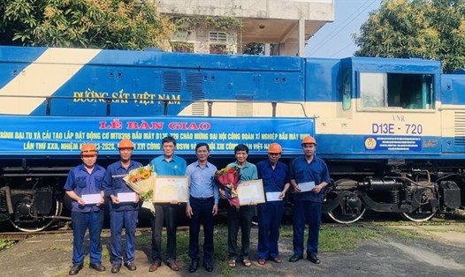 Phó Chủ tịch Công đoàn Đường sắt Việt Nam Nguyễn Thanh Hoàn (thứ tư từ trái sang) trao khen thưởng các tập thể, cá nhân xuất sắc trong thực hiện Công trình. Ảnh: CĐ ĐSVN