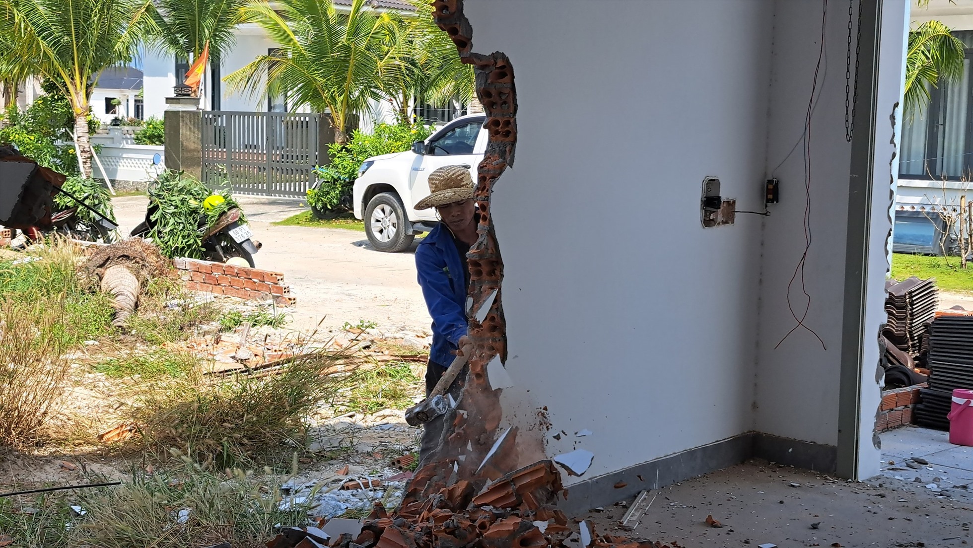 Các chủ hộ đã thuê nhân công tháo dỡ biệt thự. Ảnh: Phú Quốc