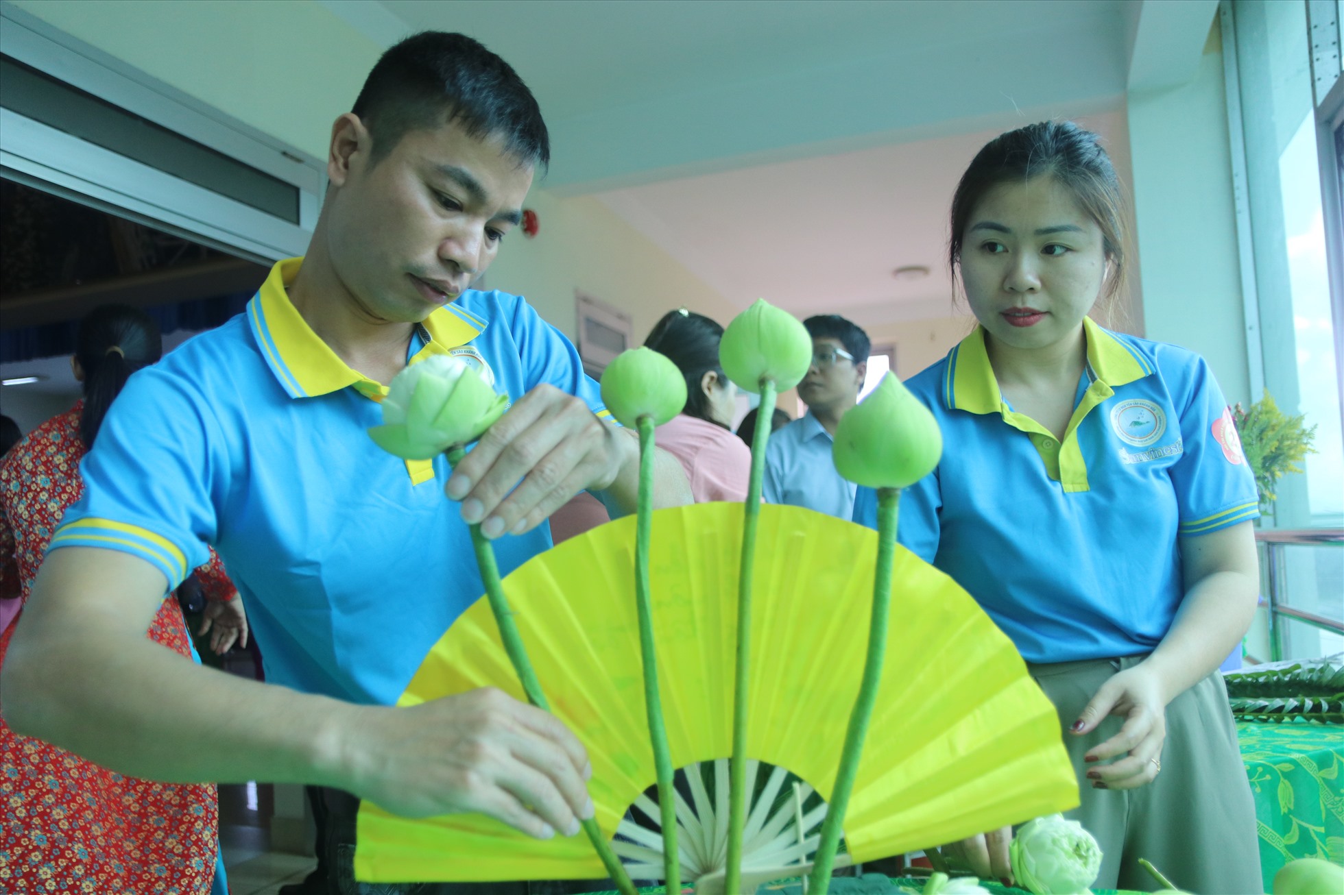 Các thí sinh nam trổ tài ở Hội thi khéo tay hay làm chào mừng ngày Quốc tế phụ nữ của Công ty Yến sào Khánh Hòa. Ảnh: Phương Linh