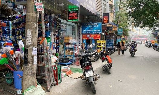 Tình trạng lấn chiếm lòng, lề đường và vỉa hè làm nơi kinh doanh vẫn diễn ra phổ biến ở nội thành Hà Nội. Ảnh: Phạm Đông