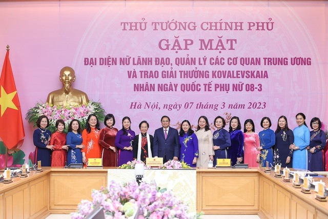 Thủ tướng Phạm Minh Chính chụp ảnh lưu niệm cùng các đại biểu dự buổi gặp mặt. Ảnh: VGP/Nhật Bắc