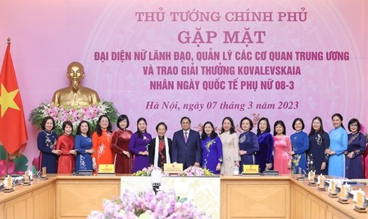 Thủ tướng Phạm Minh Chính chụp ảnh lưu niệm cùng các đại biểu dự buổi gặp mặt. Ảnh: VGP/Nhật Bắc