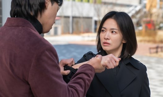 Song Hye-kyo, phải, trong vai Moon Dong-eun trong phim "The Glory" - bộ phim có đề cập tới nạn bắt nạt học đường. Ảnh: Netflix