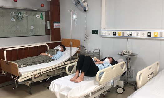 Công nhân Công ty TNHH HS Tech Vina bị ngộ độc khí methanol, được điều trị tại Trung tâm Chống độc, Bệnh viện Bạch Mai (ảnh chụp ngày 2.3). Ảnh: Bảo Hân