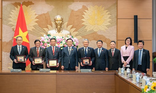 Chủ tịch Quốc hội Vương Đình Huệ và các đại biểu tại cuộc tiếp. Ảnh: Quochoi.vn