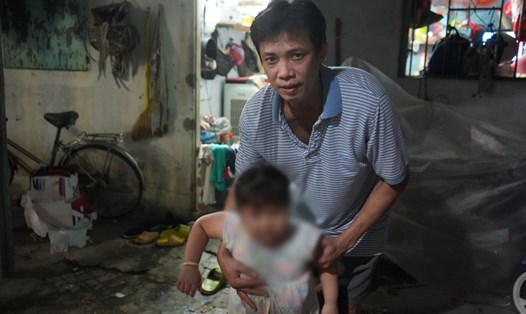 Thu nhập thấp không đủ lo cho 3 đứa con ăn học, anh Nhanh dự định cuối năm sẽ chuyển về quê sinh sống. Ảnh: Phương Ngân