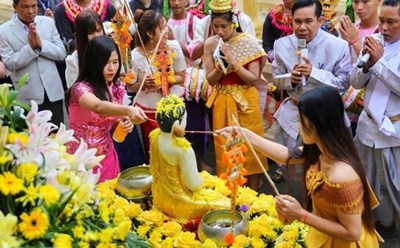Nghi thức tắm tượng phật bằng nước ướp hương, gột rửa những điều không may mắn năm cũ để năm mới mọi sự được như ý trong Tết cổ truyền Chôl Chnăm Thmây. Ảnh: TTXVN