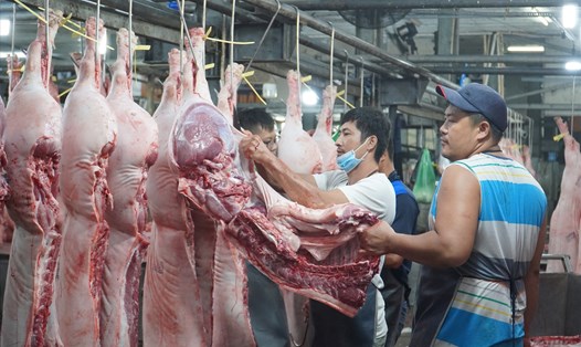 Giá thịt lợn tại TPHCM tiếp tục giảm sâu. Ảnh: Ngọc Lê