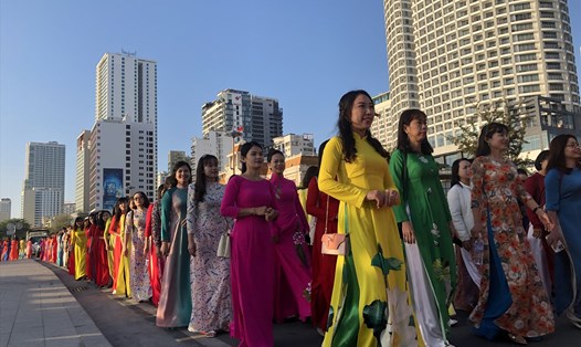 Hơn 2.000 chị em thành phố biển Nha Trang trong trang phục áo dài Việt Nam diễu hành trên đường phố. Ảnh: Phương Linh