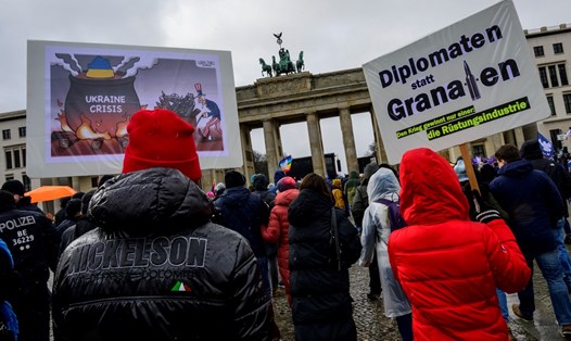 Hàng nghìn người biểu tình ở Berlin, Đức, ngày 25.2.2023, kêu gọi đàm phán hòa bình để giải quyết xung đột Ukraina thay vì cung cấp vũ khí cho Kiev. Ảnh: AFP