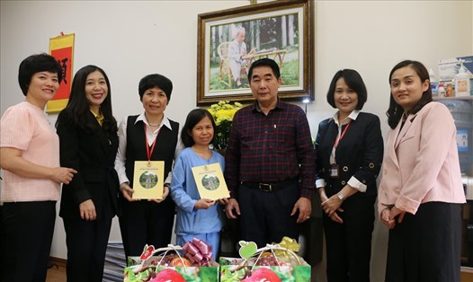 Liên đoàn Lao động quận Hoàn Kiếm thăm hỏi, trao quà cho nữ đoàn viên, người lao động mắc bệnh, hoàn cảnh khó khăn nhân ngày Quốc tế Phụ nữ 8.3. Ảnh: Hải Yến