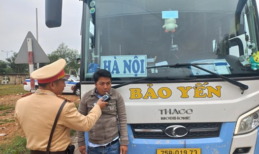 Lực lượng CSGT - Công an tỉnh Quảng Bình tăng cường kiểm tra nồng độ cồn và ma túy trên các tuyến xe khách đường dài. Ảnh: Lê Phi Long