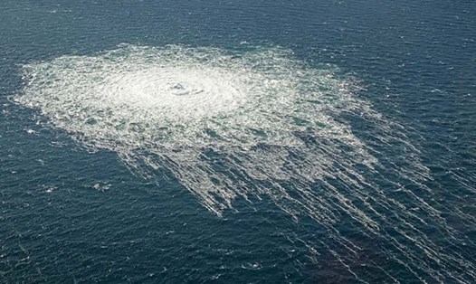 Khí thoát ra từ vụ rò rỉ đường ống Nord Stream 2 trên mặt Biển Baltic gần Bornholm, Đan Mạch. Ảnh: Danish Defence Command