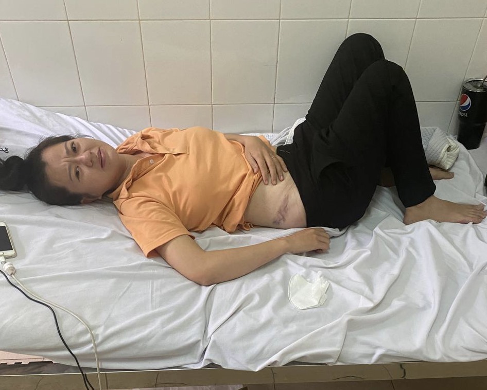 Nữ lao động Nguyễn Thị Anh Thư tại bệnh viện đa khoa khu vực Long Thành. Ảnh: Hà Anh Chiến