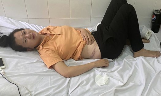 Nữ lao động Nguyễn Thị Anh Thư tại bệnh viện đa khoa khu vực Long Thành. Ảnh: Hà Anh Chiến