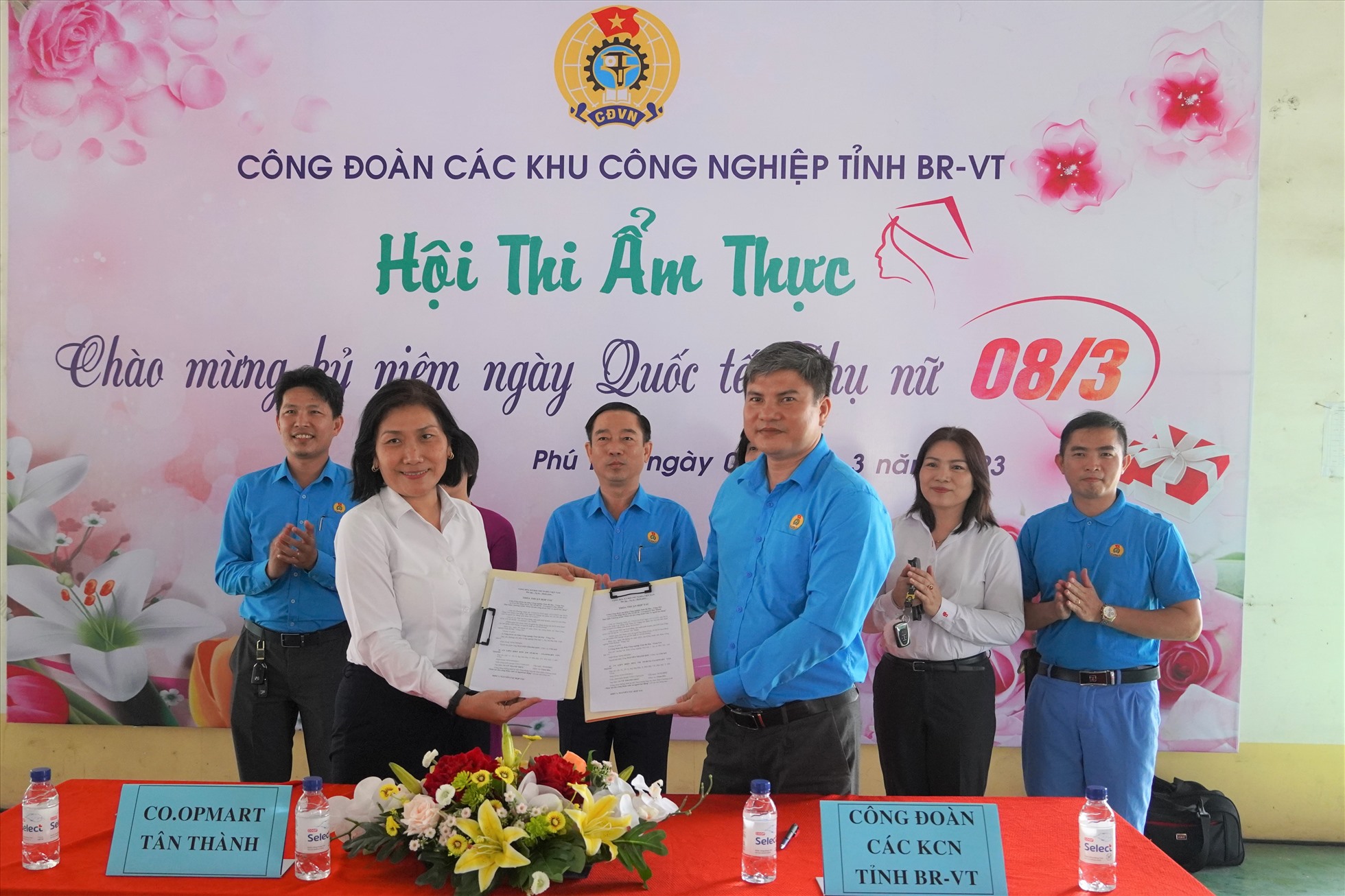 Ký kết thỏa thuận hợp tác giữa Công đoàn các Khu Công nghiệp và Siêu thị Co.opmart Tân Thành. Ảnh: Thành An