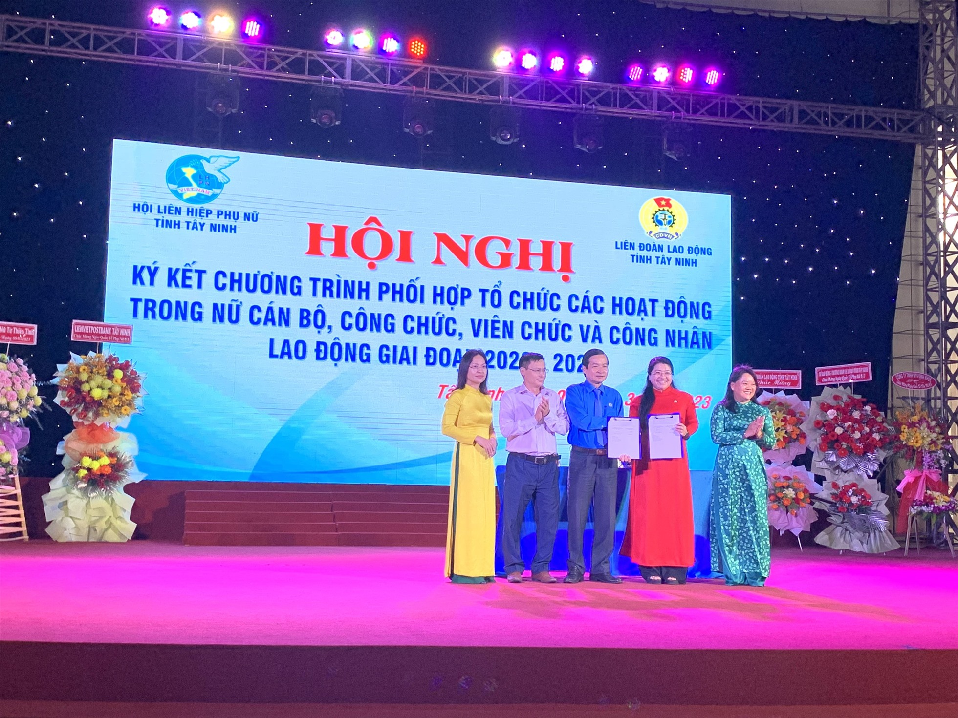 Liên đoàn Lao động và Hội Liên hiệp Phụ nữ tỉnh Tây Ninh ký kết Chương trình phối hợp giai đoạn 2022 – 2027. Ảnh: Minh Triệu