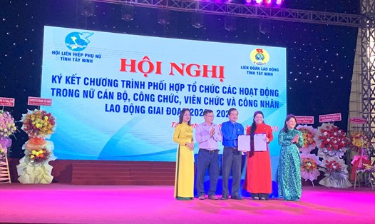 Liên đoàn Lao động và Hội Liên hiệp Phụ nữ tỉnh Tây Ninh ký kết Chương trình phối hợp giai đoạn 2022 – 2027. Ảnh: Minh Triệu
