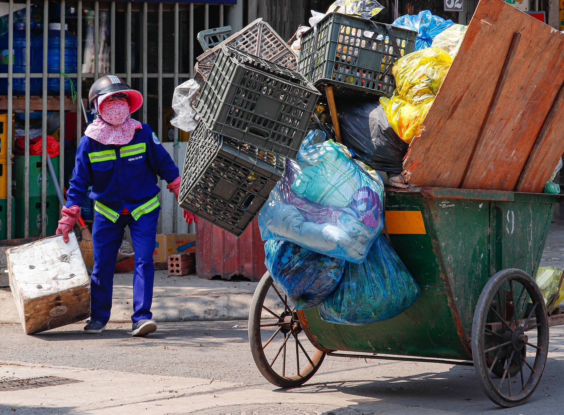 Đối với các nữ công nhân vệ sinh môi trường, mồng 8.3 cũng như ngày thường. Ảnh: Đức Tuấn
