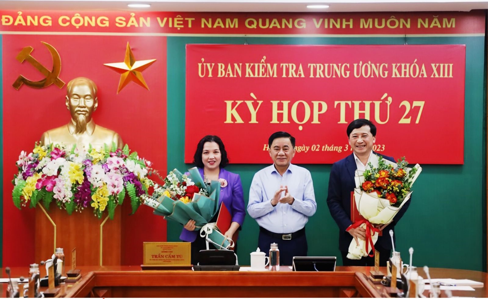 Ông Trần Cẩm Tú, Ủy viên Bộ Chính trị, Bí thư Trung ương Đảng, Chủ nhiệm UBKT Trung ương trao quyết định và tặng hoa chúc mừng 2 nhân sự vừa được Bộ Chính trị chuẩn y Phó Chủ nhiệm UBKT Trung ương. Ảnh: UBKTTW