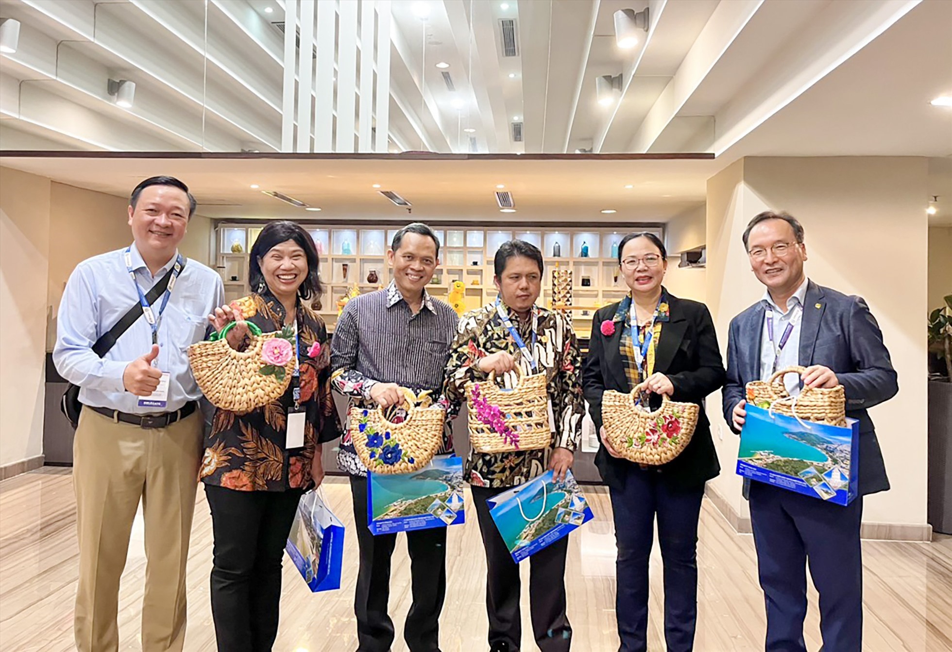 Lãnh đạo TP.Vũng Tàu giao lưu, tặng sản phẩm làm từ cây lục bình của xã Long Sơn và thực hiện giới thiệu, quảng bá du lịch địa phương tại hội nghị TPO lần trước được tổ chức tại Indonesia. Ảnh: Phan Trọng Hạnh