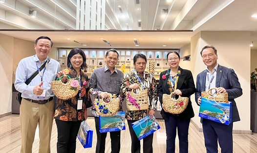 Lãnh đạo TP.Vũng Tàu giao lưu, tặng sản phẩm làm từ cây lục bình của xã Long Sơn và thực hiện giới thiệu, quảng bá du lịch địa phương tại hội nghị TPO lần trước được tổ chức tại Indonesia. Ảnh: Phan Trọng Hạnh