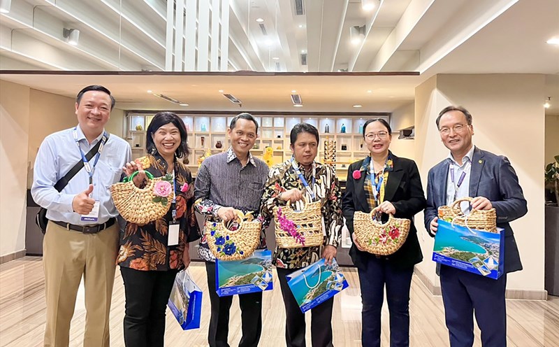 Lãnh đạo TP.Vũng Tàu giao lưu, tặng sản phẩm làm từ cây lục bình của xã Long Sơn và thực hiện giới thiệu, quảng bá du lịch địa phương tại hội nghị TPO lần trước được tổ chức tại Indonesia. Ảnh: Phan Trọng Hạnh