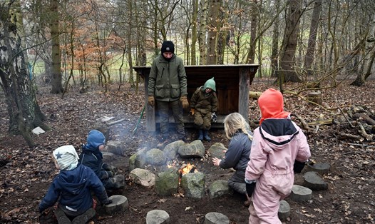Trẻ em trong khu cắm trại trong rừng ở ngoại ô Ballerup, Đan Mạch. Ảnh: AFP