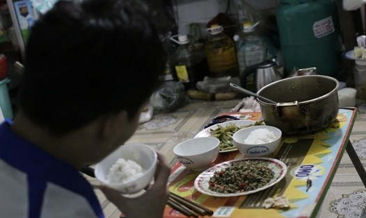 Bữa tối của một công nhân ở Đà Nẵng. Ảnh: Văn Trực