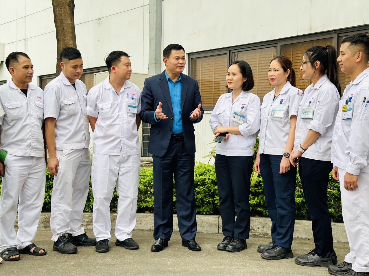 Ông Nguyễn Đình Thắng (thứ tư từ trái sang) - Chủ tịch Công đoàn Các KCN-KCX Hà Nội - trao đổi với người lao động Công ty TNHH Công nghiệp KYB Việt Nam ngày 6.3. Ảnh: Hải Yến