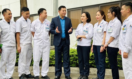 Ông Nguyễn Đình Thắng (thứ tư từ trái sang) - Chủ tịch Công đoàn Các KCN-KCX Hà Nội - trao đổi với người lao động Công ty TNHH Công nghiệp KYB Việt Nam ngày 6.3. Ảnh: Hải Yến