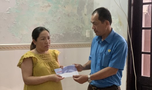 Đại diện Quỹ Tấm Lòng Vàng Lao Động trao quà đến thân nhân liệt sĩ Gạc Ma Lê Văn Sanh ở Đà Nẵng. Ảnh: Tường Minh