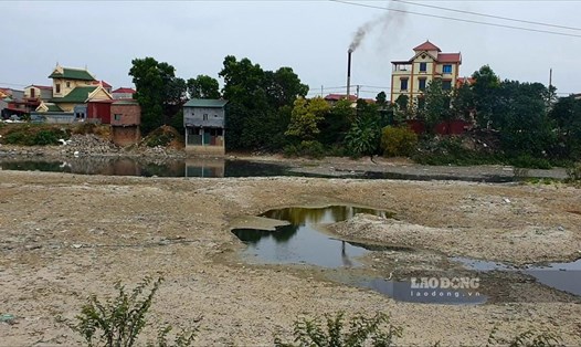 Nước ở sông Cầu (đoạn Ngũ Huyện Khê) ô nhiễm nặng bởi hoạt động sản xuất của làng giấy Phong Khê. Ảnh: Trần Tuấn