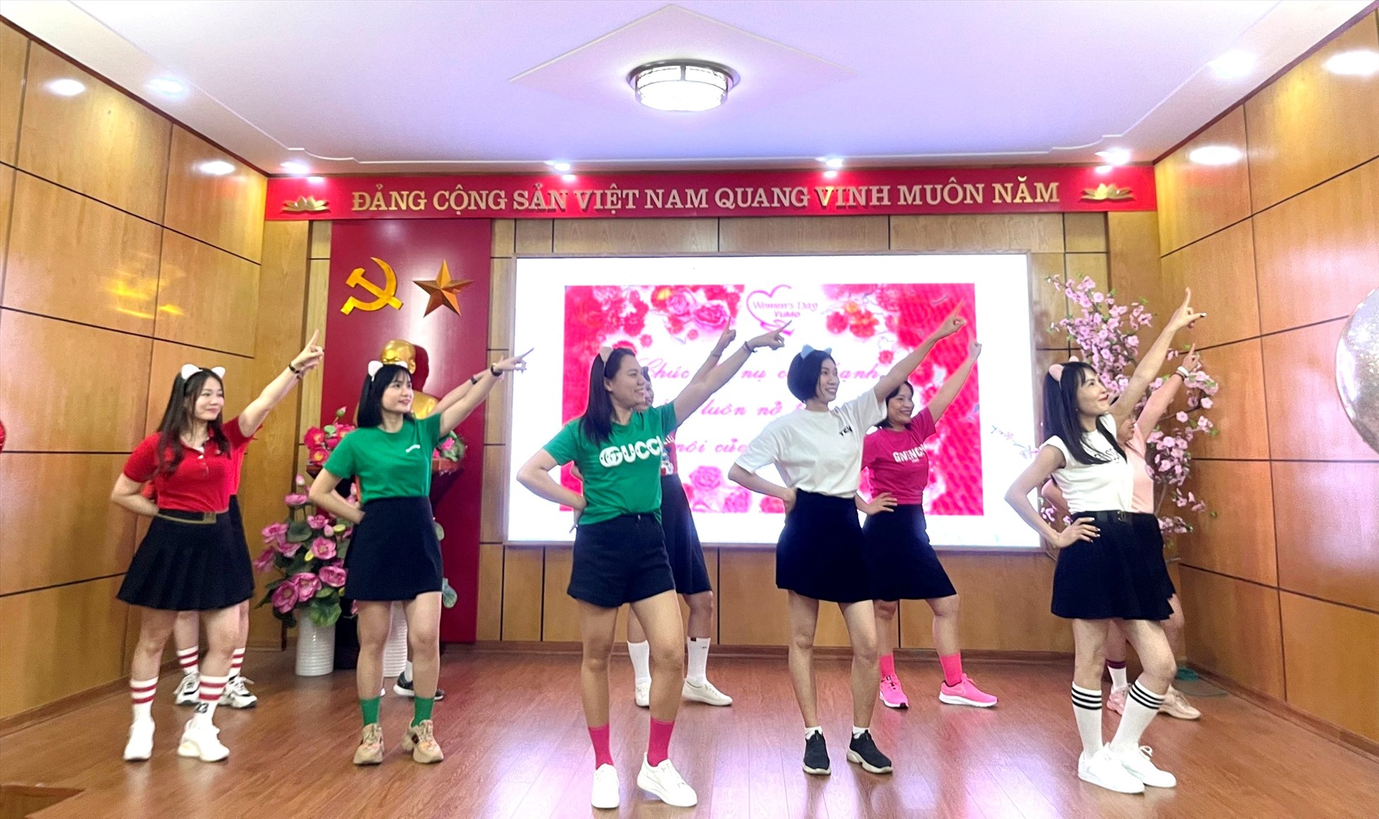 Đội thi khối 3 giành giải Nhất hội thi "Vũ điệu thanh xuân" do Công đoàn Trường tiểu học Lê Hồng Phong tổ chức. Ảnh: Công đoàn Trường TH Lê Hồng Phong