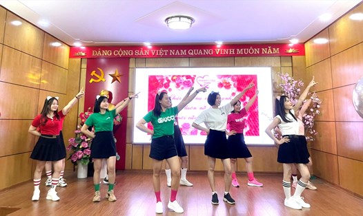 Đội thi khối 3 giành giải Nhất hội thi "Vũ điệu thanh xuân" do Công đoàn Trường tiểu học Lê Hồng Phong tổ chức. Ảnh: Công đoàn Trường TH Lê Hồng Phong