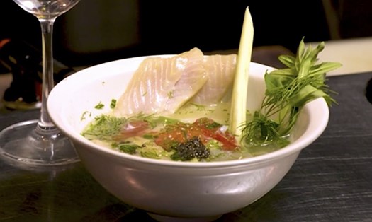 Món phở của Anan Saigon với nước dùng từ rượu sake thơm ngon. Ảnh: CNN Travel