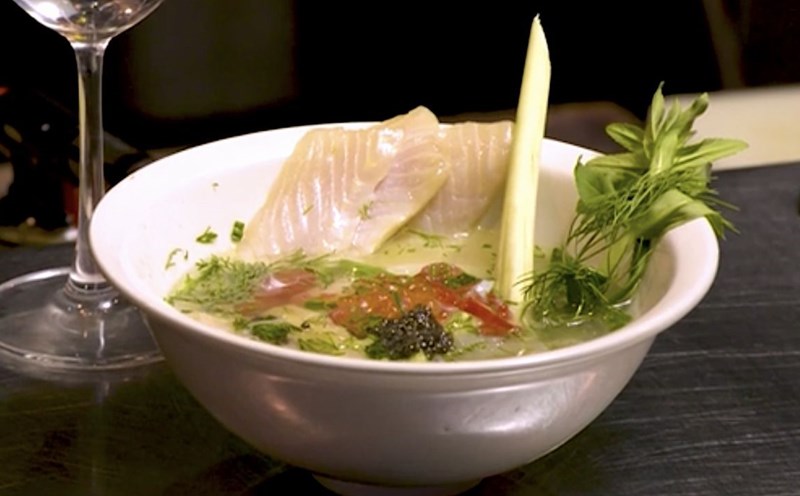 Món phở của Anan Saigon với nước dùng từ rượu sake thơm ngon. Ảnh: CNN Travel