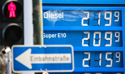 Ảnh chụp ngày 18.3.2022 cho thấy giá dầu diesel và xăng tại một trạm xăng ở Frankfurt, Đức. Ảnh: Xinhua