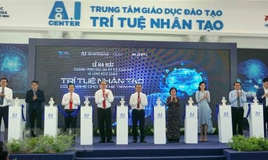 Đại học Quốc gia Thành phố Hồ Chí Minh ra mắt Chương trình đào tạo trí tuệ nhân tạo và công nghệ Robot (AIC), ngày 24.4.2021. Ảnh: TTXVN