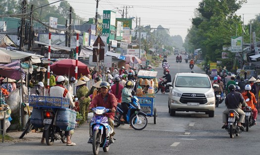 Tình trạng lấn chiếm lòng, lề đường làm nơi mua bán ở chợ Cầu Móng, huyện Phụng Hiệp, Hậu Giang