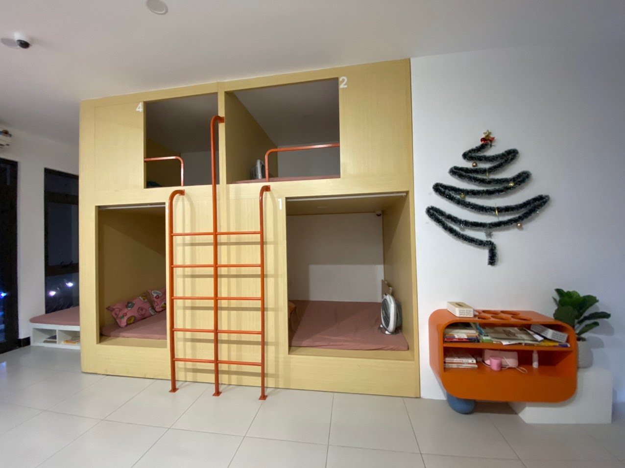 Quán cà phê (quận Cầu Giấy, Hà Nội) có nơi nghỉ ngơi riêng tư giống nhà trọ hộp diêm. Ảnh: Bảo Chi