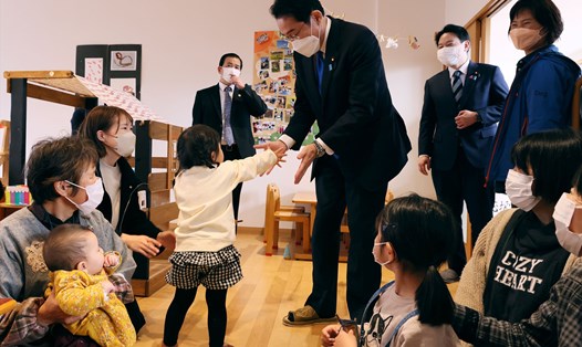 Thủ tướng Nhật Bản Kishida Fumio đến thăm trung tâm nuôi dạy trẻ ở Nagi. Ảnh: Văn phòng Thủ tướng Nhật Bản