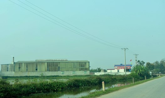 Cây xăng, nhà xưởng ở Thái Bình xây dựng trên hàng ngàn m2 đất nông nghiệp, nghi vấn không có thủ tục đấu nối vào tỉnh lộ 464. Ảnh: Trung Du