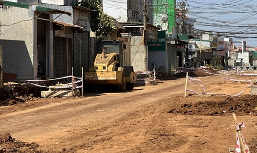 Một đoạn tuyến đường Hùng Vương đang được nâng cấp, sửa chữa. Ảnh: Bảo Trung