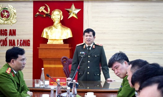 Thiếu tướng Đinh Văn Nơi phát biểu tại buổi khen thưởng Công an TP.Hạ Long. Ảnh: Công an tỉnh Quảng Ninh