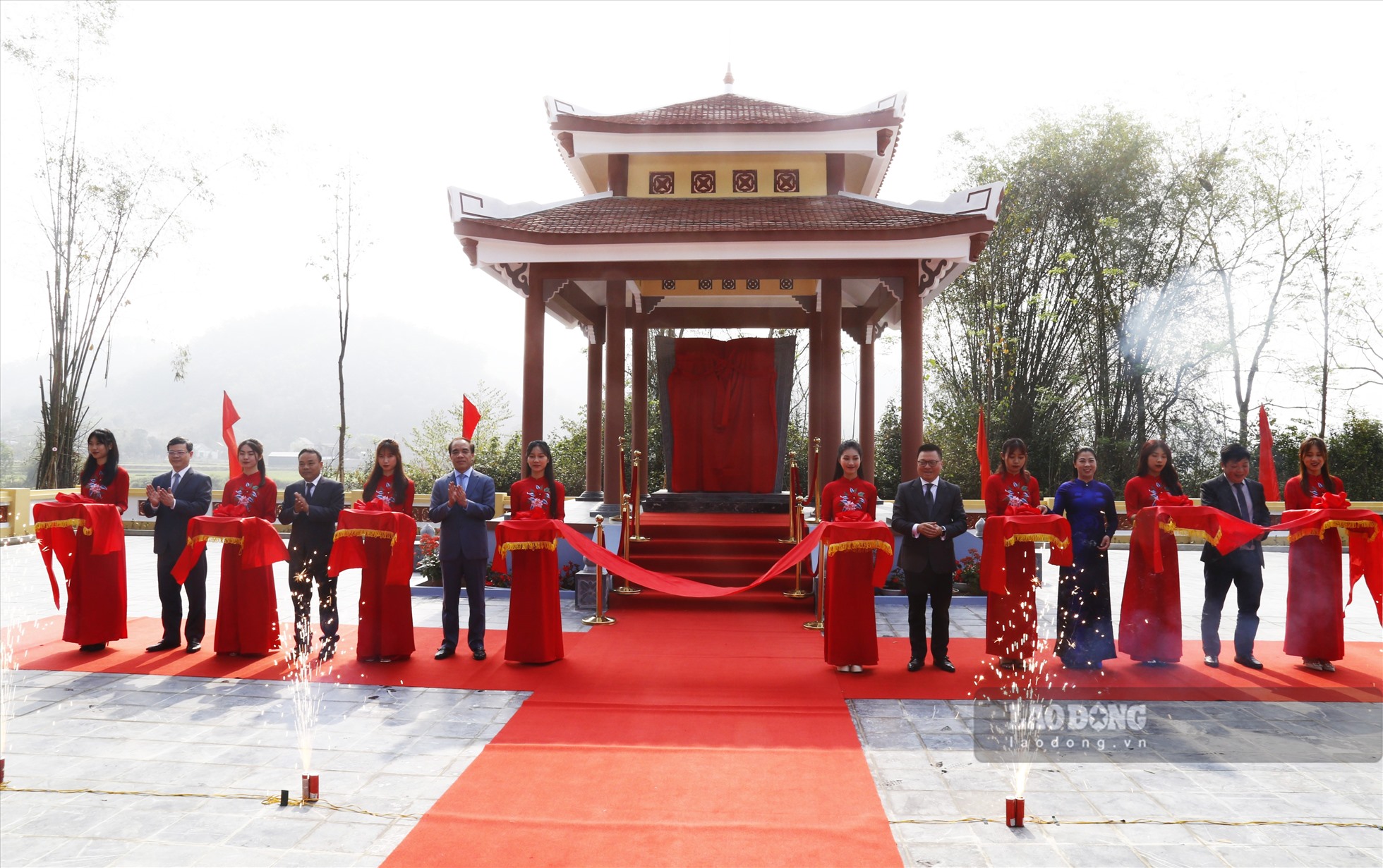 Các đại biểu cắt băng khành thành di tích Nhà bia Báo Nhân Dân.