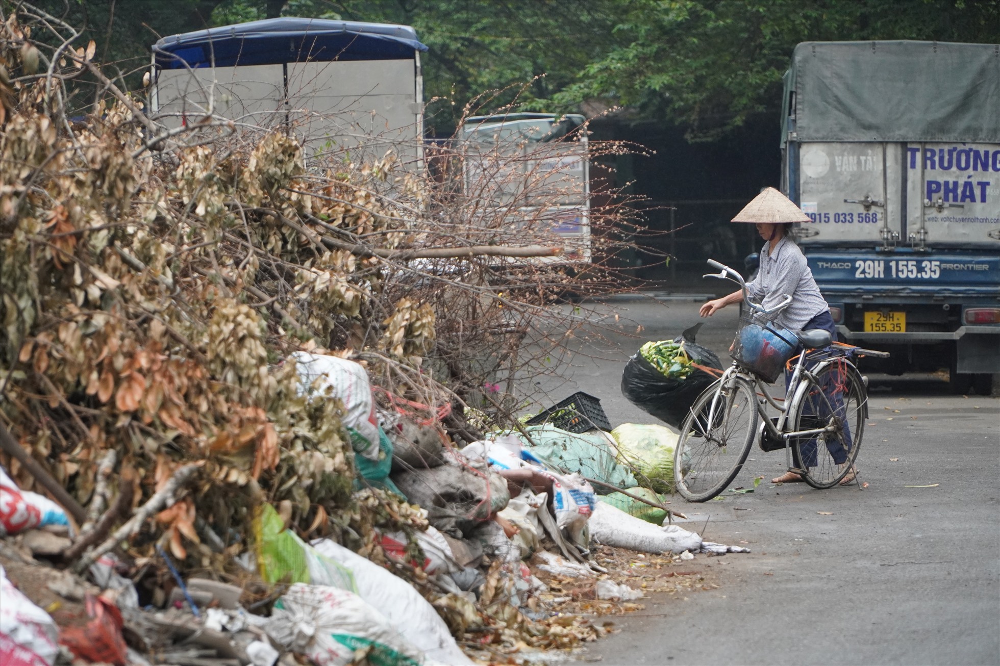 Chung tay dọn rác làm sạch biển vì lợi ích du lịch lâu dài