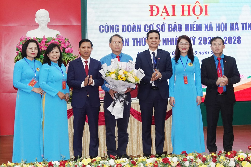 Tặng hoa cho Ban Chấp hành Công đoàn BHXH Hà Tĩnh nhiệm kì 2023 - 2028. Ảnh: Trần Tuấn.